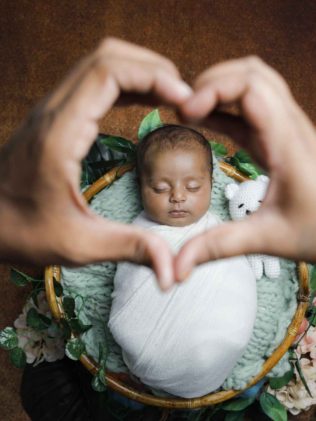Read more about the article The Ultimate Guide to Newborn Photography:  Safety, Pose, and Advice  