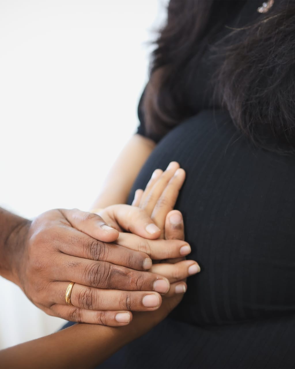 You are currently viewing Embrace the Glow: 5 Reasons Why Maternity Photography is a Must